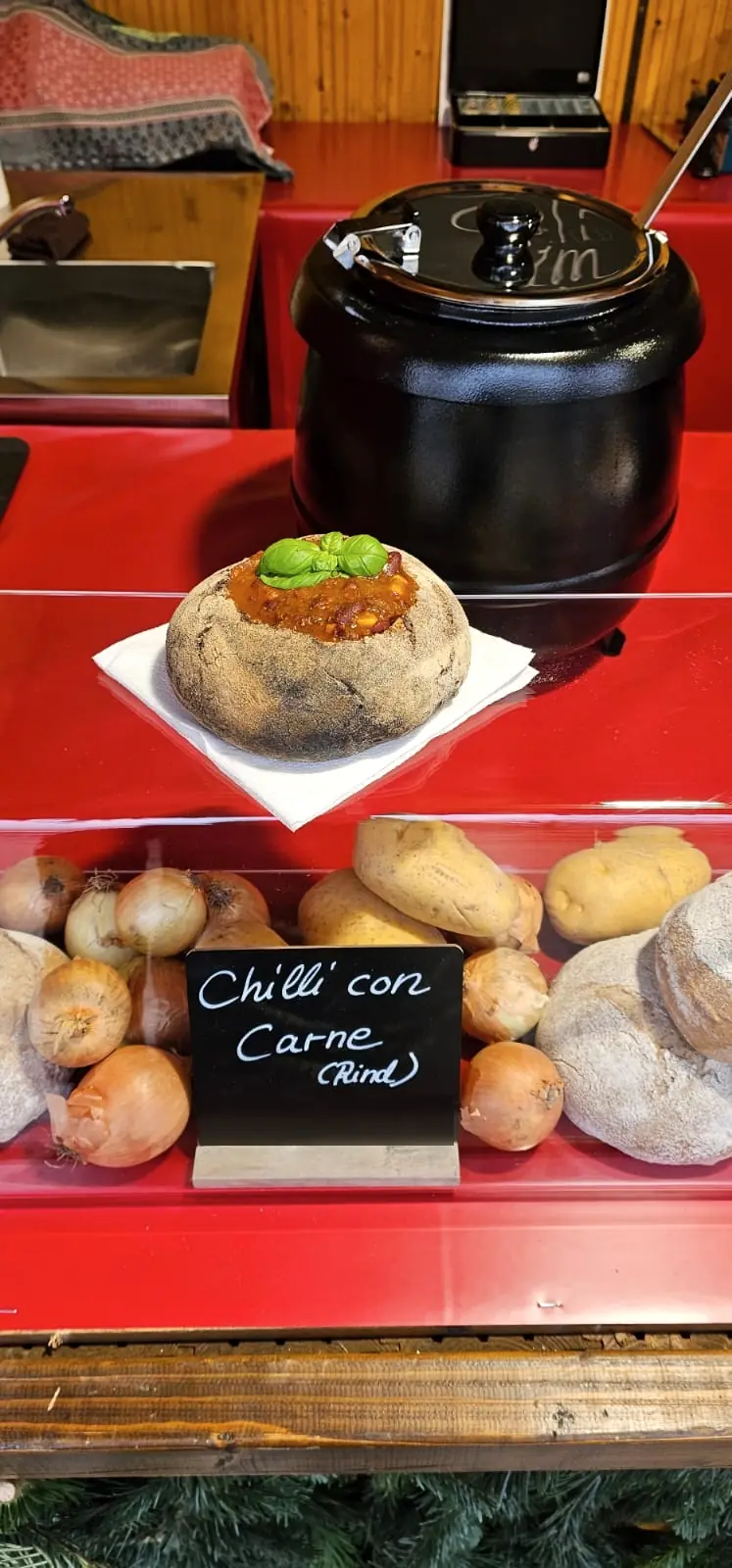 Chili con Carne im Brotlaib, daneben die Kreidetafel mit dem Namen der Sorte