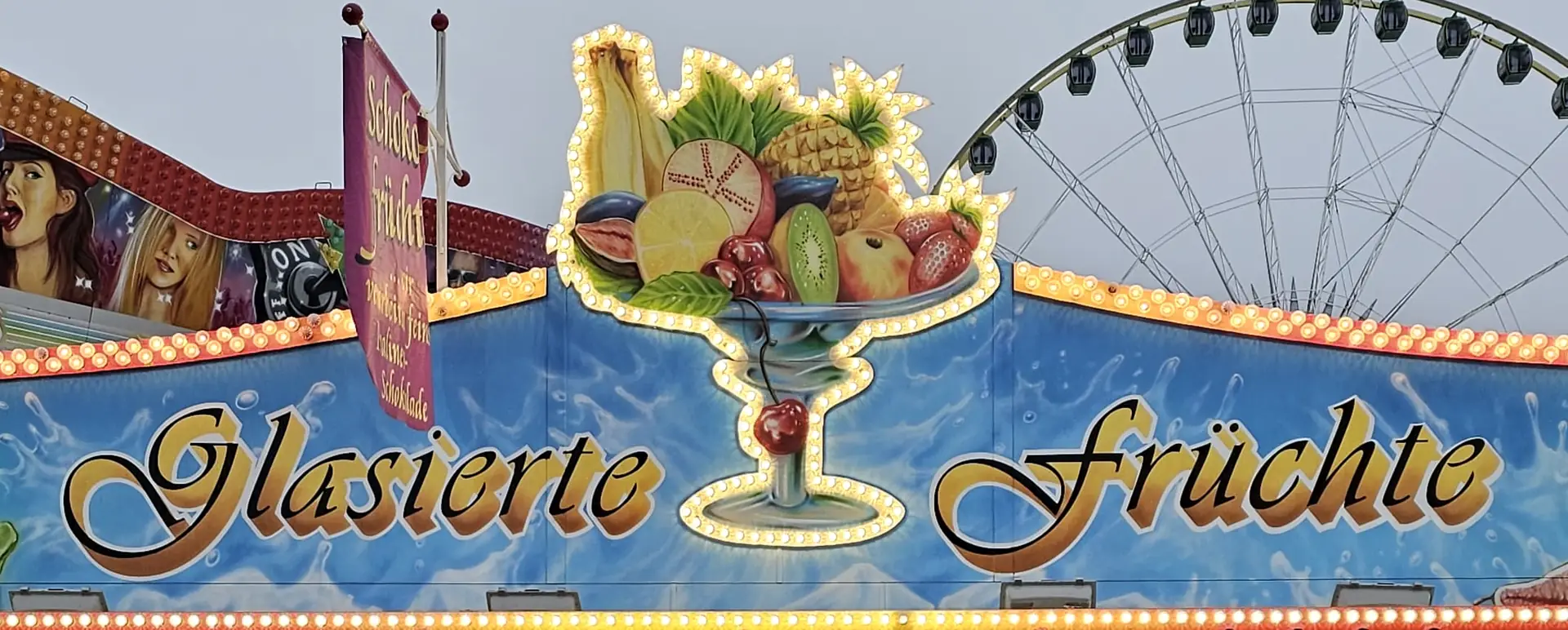 Goldener Schriftzug Glasierte Früchte auf dem blauen Wagen