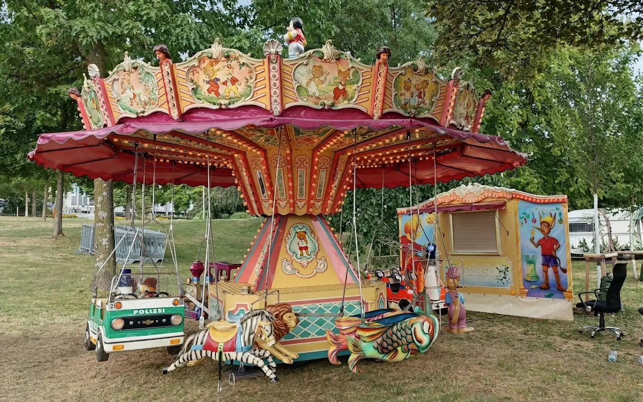 Das nostalgische Kinderkarussell von der Krone bis zu den Fahrgeschäften