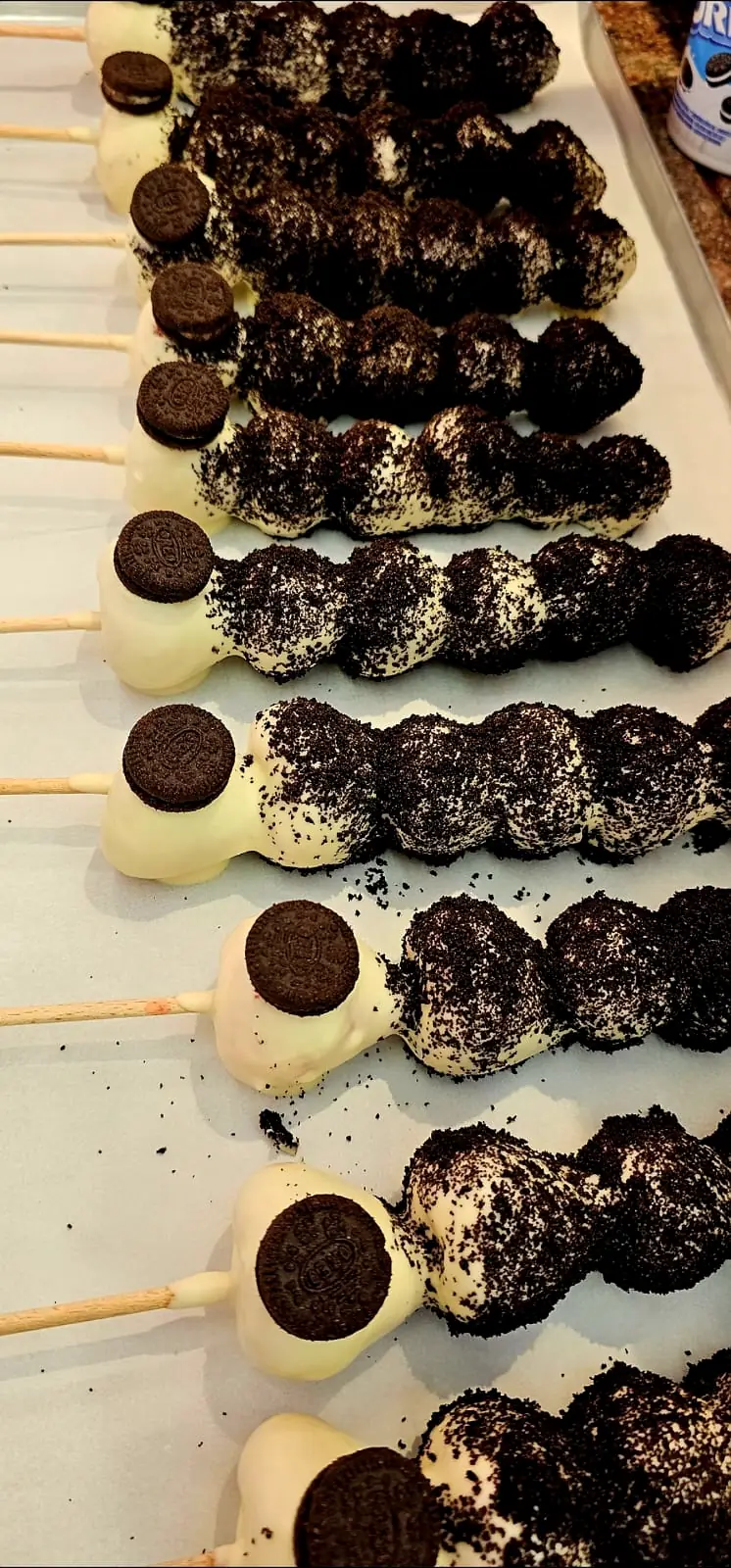 Spieße in weißer Schokolade, dick mit Oreo-Bröseln bestreut