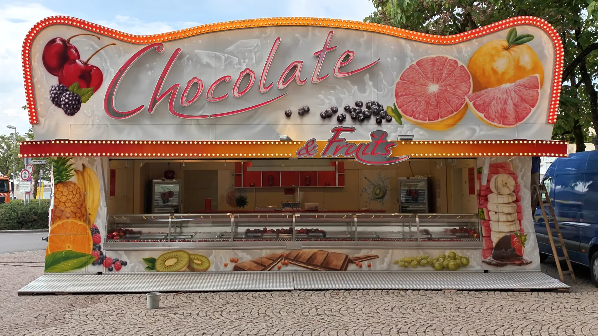 Der ganze Wagen Chocolate & Fruits bei Tageslicht mit der gemalten Fassade