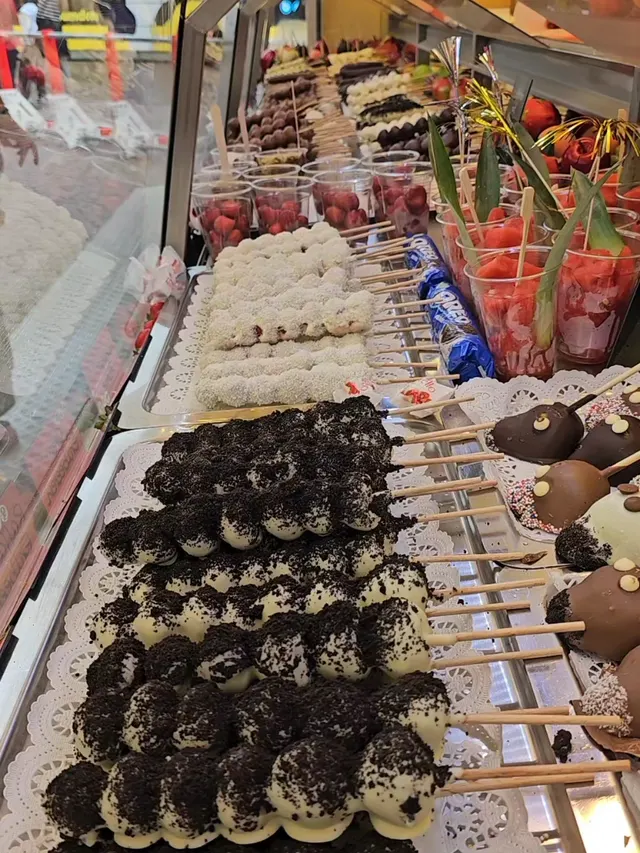 Chocolate and Fruits 🍓 📍 Romanshorner Platz.
